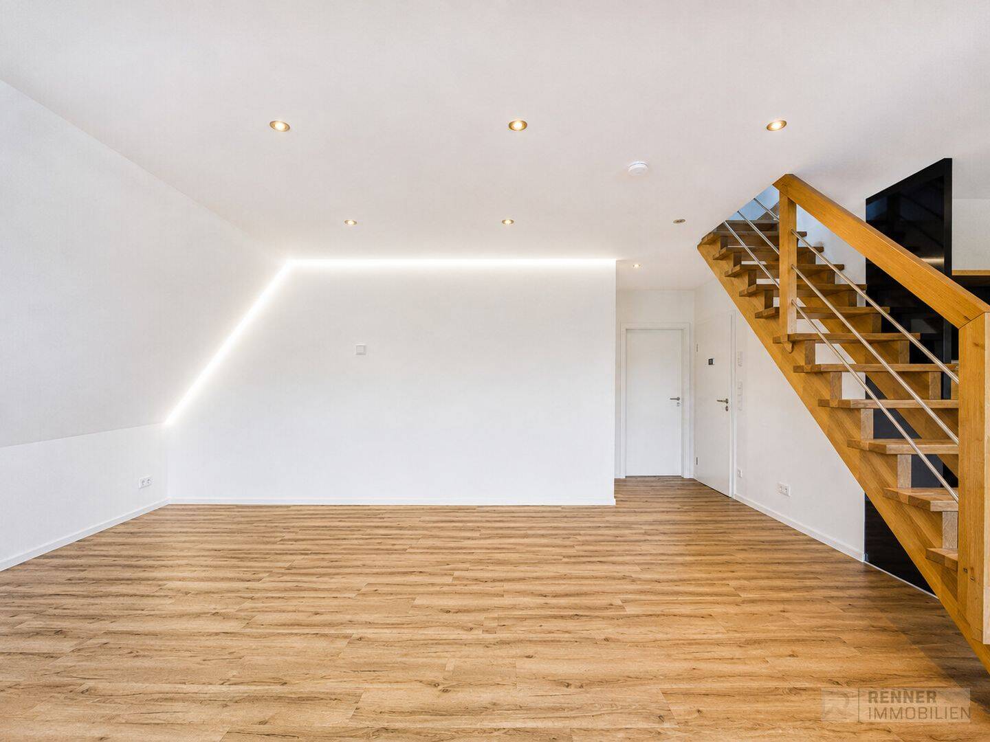 Exklusive Maisonette-Dachgeschosswohnung mit Designerküche, Luxusbad & Studio in Rückersdorf