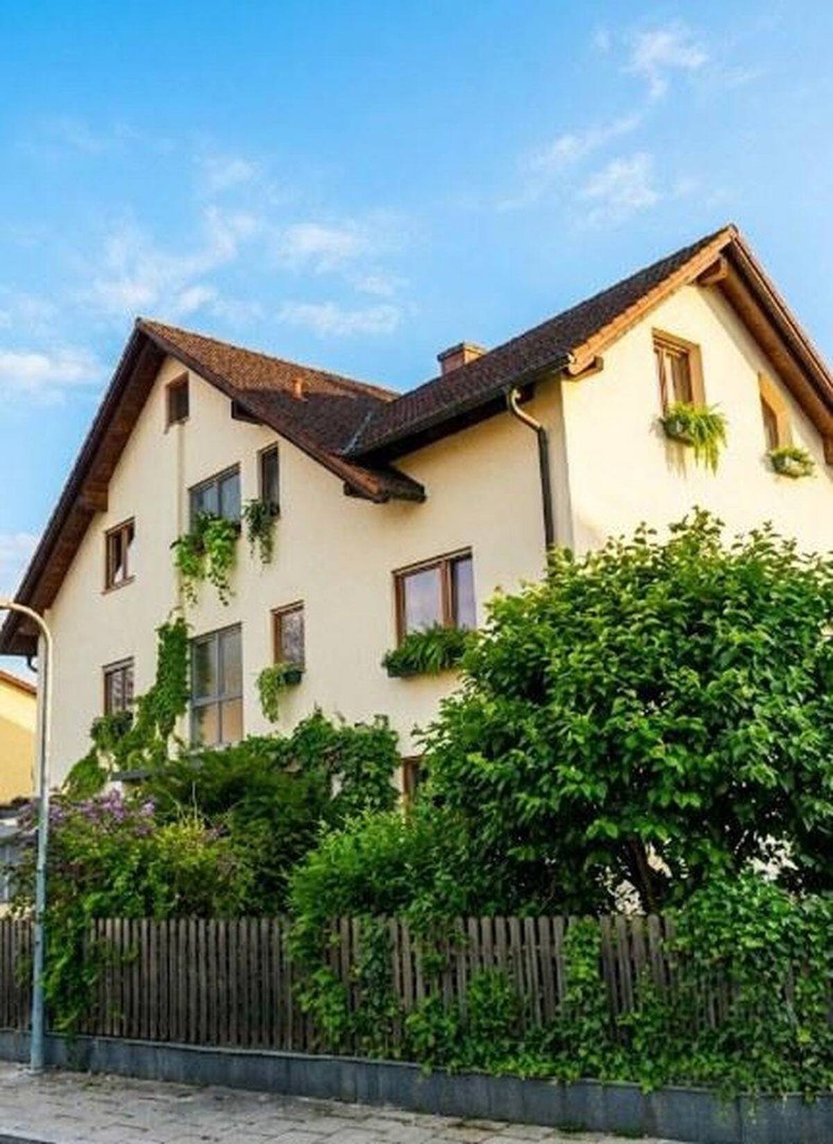 Aussergewöhnliche 3,5-Zi-Maisonette-Wohnung, 2 Wohnebenen, Stadtrandlage, offener Kamin,Einzelgarage – 80999 München – Bild 1 von 9