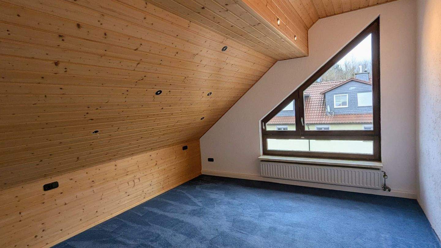 Hier können Sie sofort Einziehen, Großzügiges 8-Zimmer-Haus mit Garten in Rothenkirchen, Pressig – Pressig – Vorschaubild 9