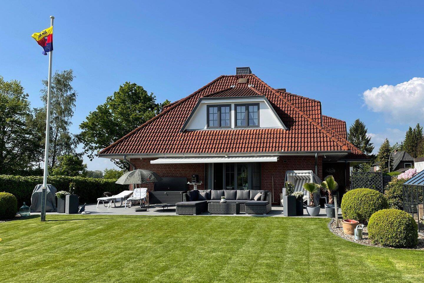 Doppelhaus im Versatz Walmdachhaus mit Weitblick – Rellingen – Bild 1 von 9