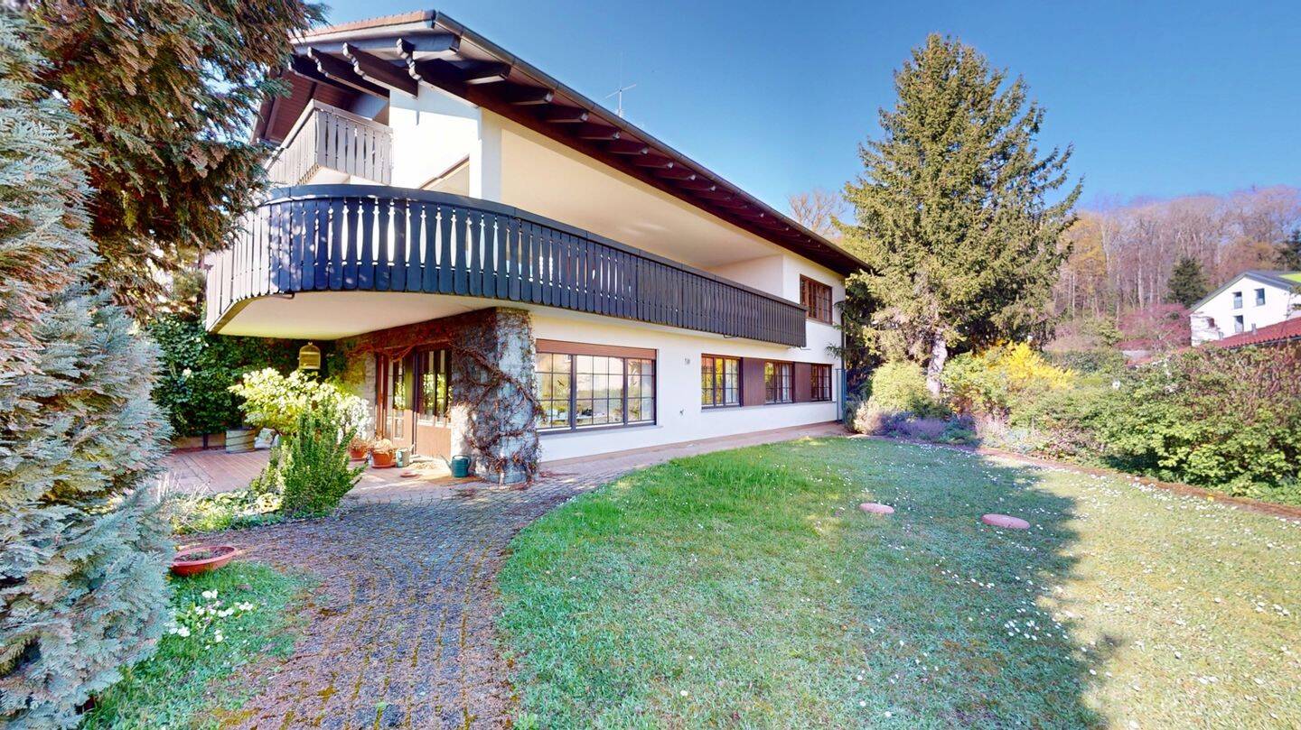 Wohnen am Kastelberg! Große Villa in bevorzugter Hanglage mit traumhafter Aussicht in Emmendingen – Emmendingen – Bild 1 von 9