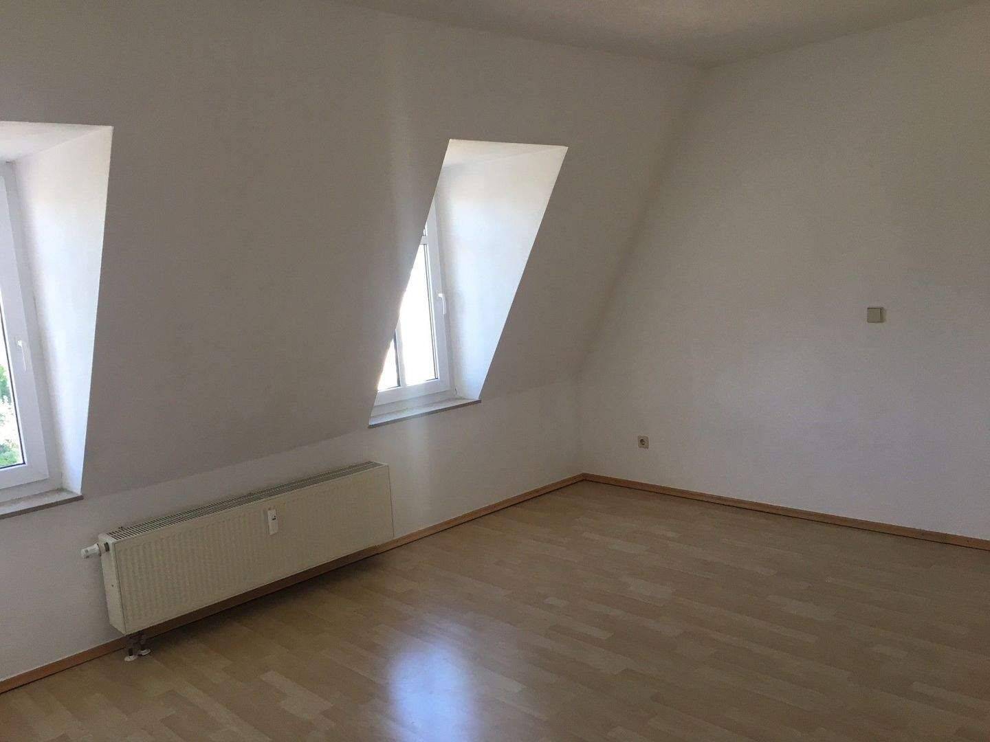 Helle Dachgeschosswohnung in verkehrsgünstiger Lage!! – Dresden – Vorschaubild 2