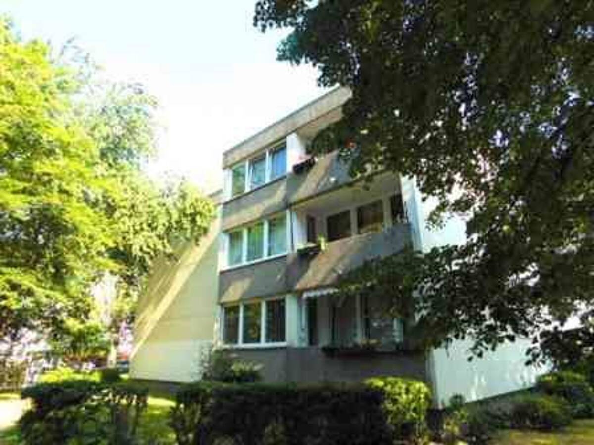 Frisch saniertes Familienglück: Attraktive 3-Zimmer-Wohnung mit Balkon ins Grüne (WBS erforderlich) – 50769 Köln – Bild 1 von 3