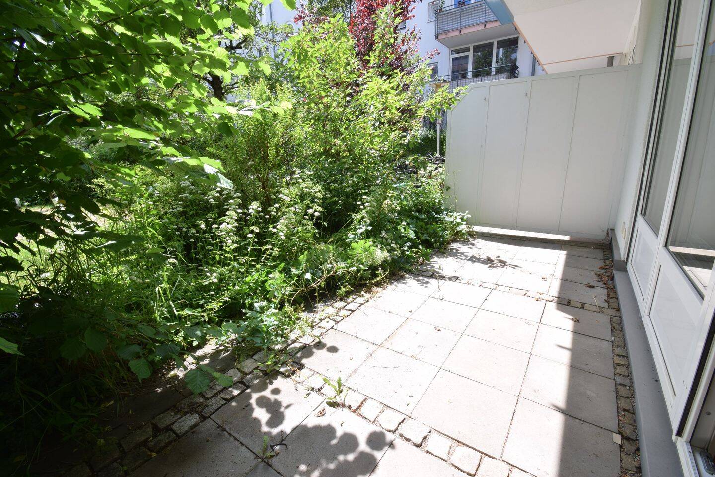 RUHIGE Terrassenwohnung mit hohen Decken - Ab 01. August 2026! – München – Vorschaubild 2