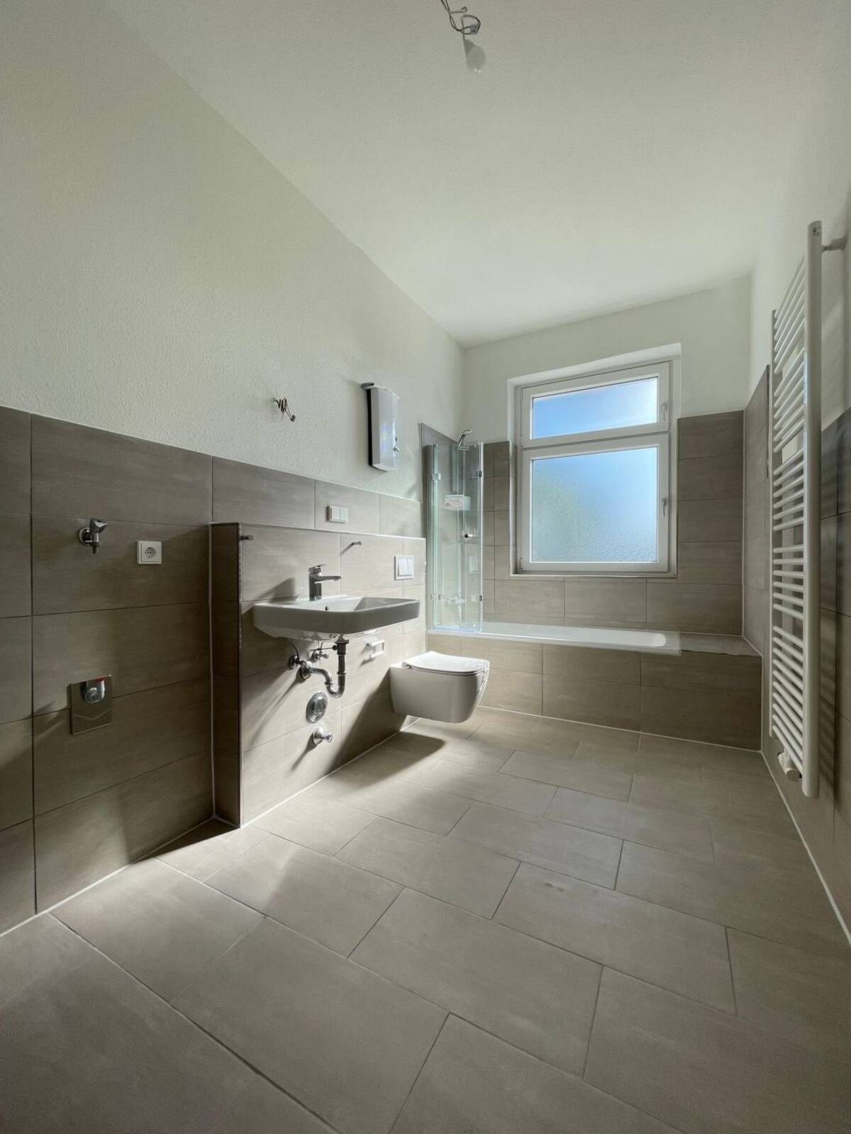 *großzügig*Tageslichtbad*Erstbezug nach Kernsanierung*Altbau* – 45145 Essen – Bild 1 von 9
