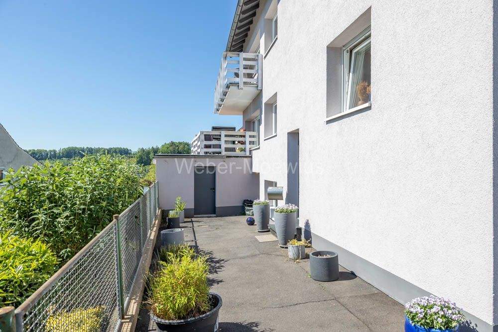 Schickes Zweifamilienhaus mit 2 Balkonen, Terrasse und Doppelgarage – Overath – Bild 1 von 9
