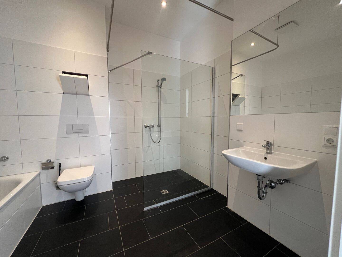 Frei ab 1.10.26 Balkon / Wanne + Dusche / offene Küche u.v.m. – Chemnitz – Vorschaubild 3