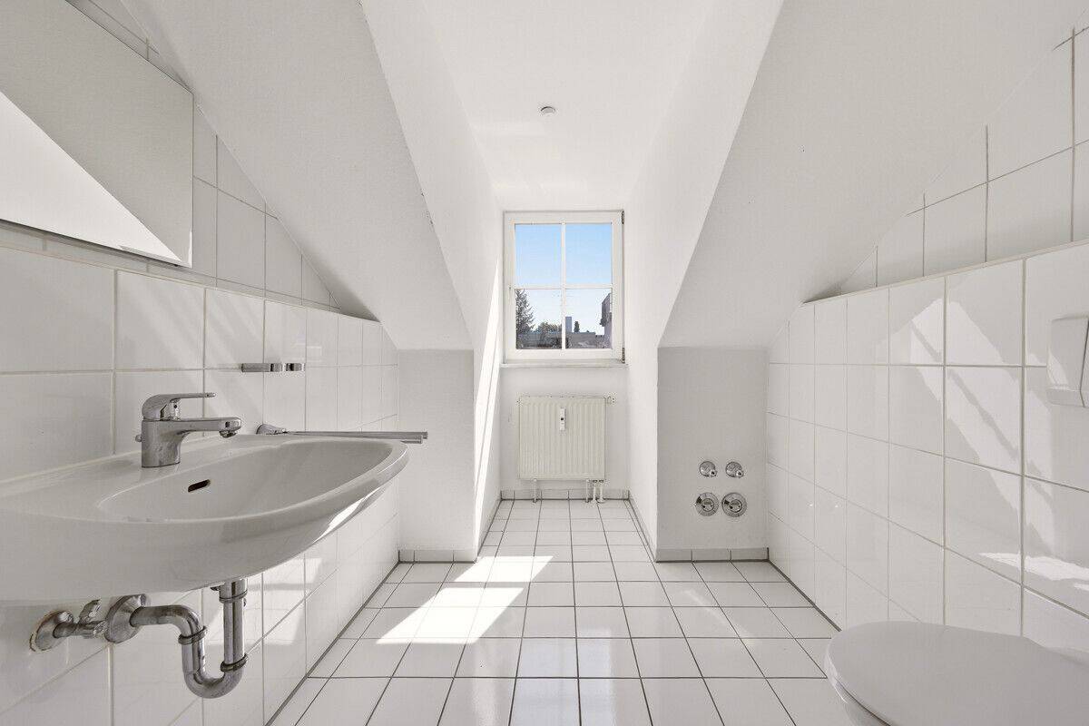 Lichtdurchflutete Dachgeschosswohnung in ruhiger Lage mit großer Fensterfront & Dachterrasse – München – Vorschaubild 5