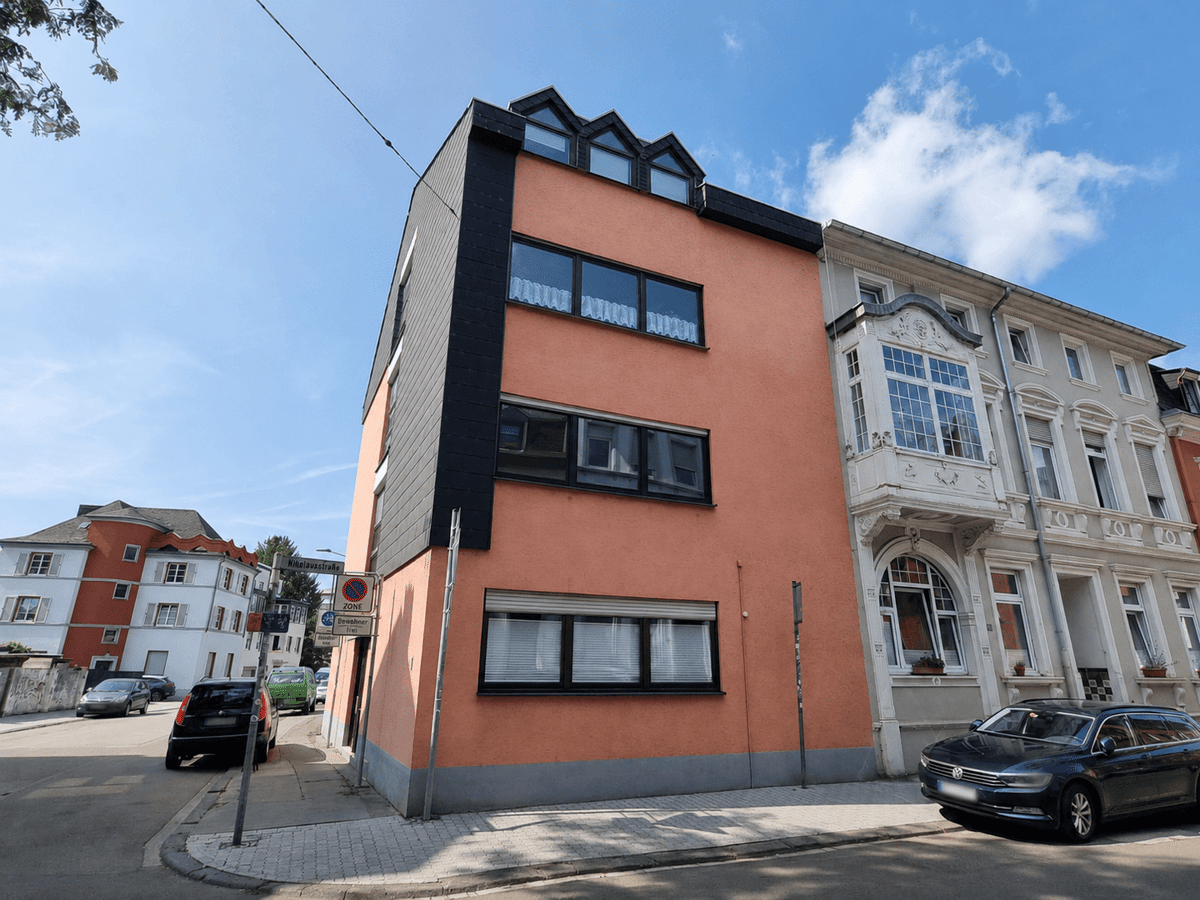 Citynah in Trier-Süd: Helle 2-Zimmer-Wohnung mit Balkon und eigenem Stellplatz in der Nikolausstraße – 54290 Trier – Bild 1 von 9