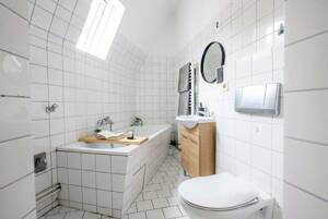 Wohnen mit Stil: 4-Zimmer-Gründerzeitaltbau mit Stuck und Südbalkon – 12205 Berlin – Vorschaubild 3