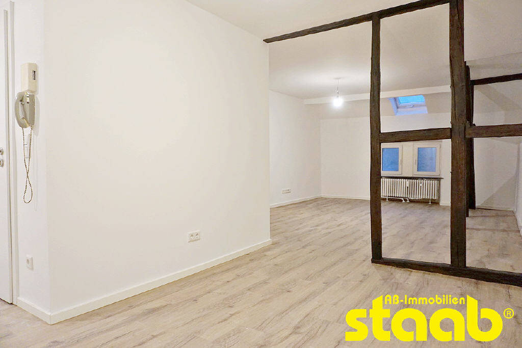 LIEBEVOLL SANIERTE ALTBAUWOHNUNG MIT EINBAUKÜCHE! ZENTRUM