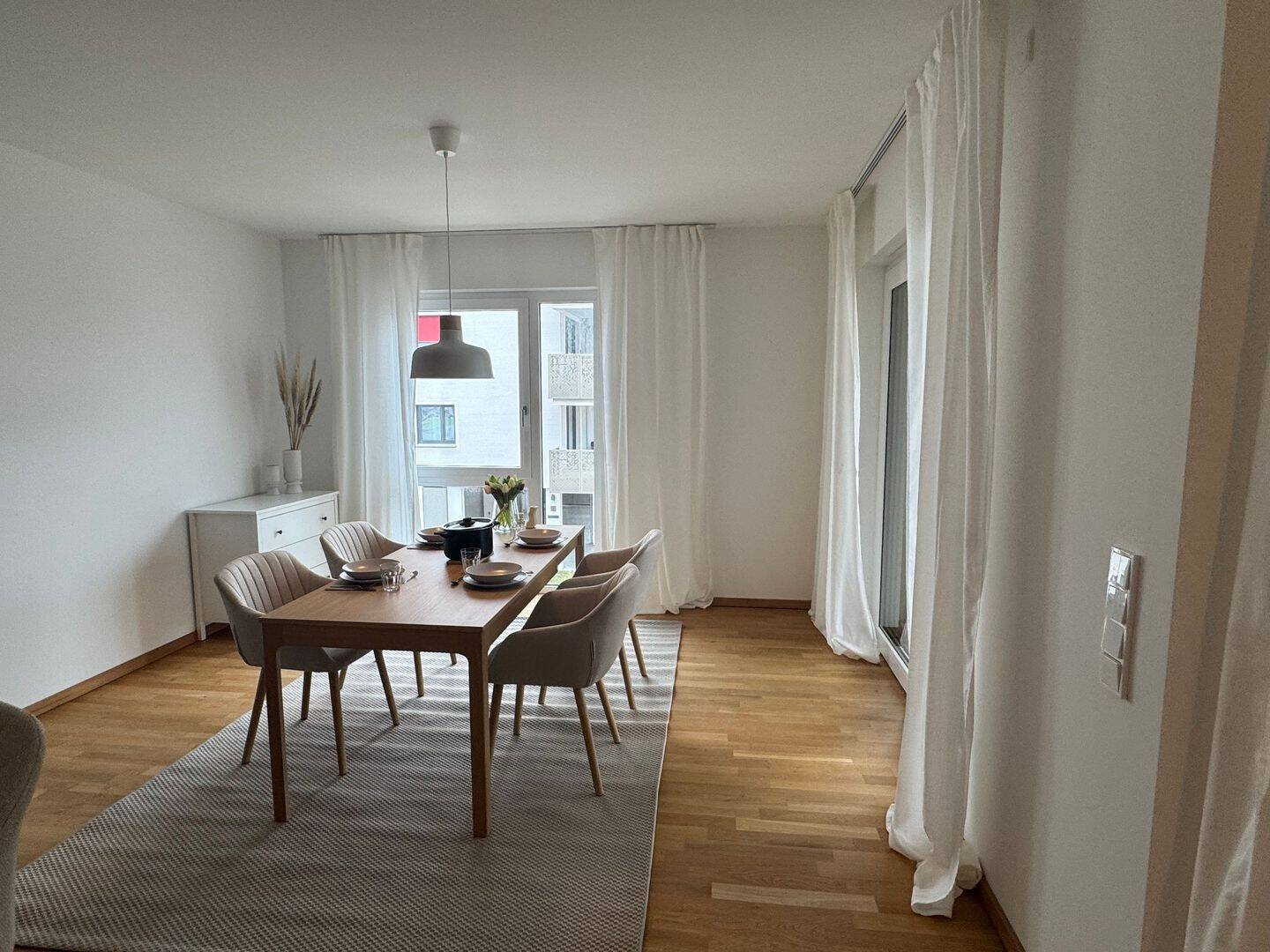 Moderne & voll möblierte 2-Zimmer-Wohnung mit Loggia – zentral, hell & stilvoll! – Wolfsburg – Vorschaubild 4