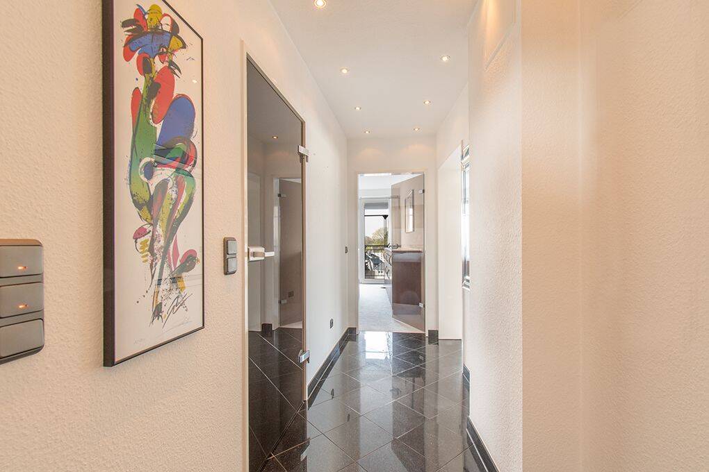 Komfortables Penthouse in ruhiger Lage mit Aufzug und Tiefgaragenplatz – Hamburg – Vorschaubild 7