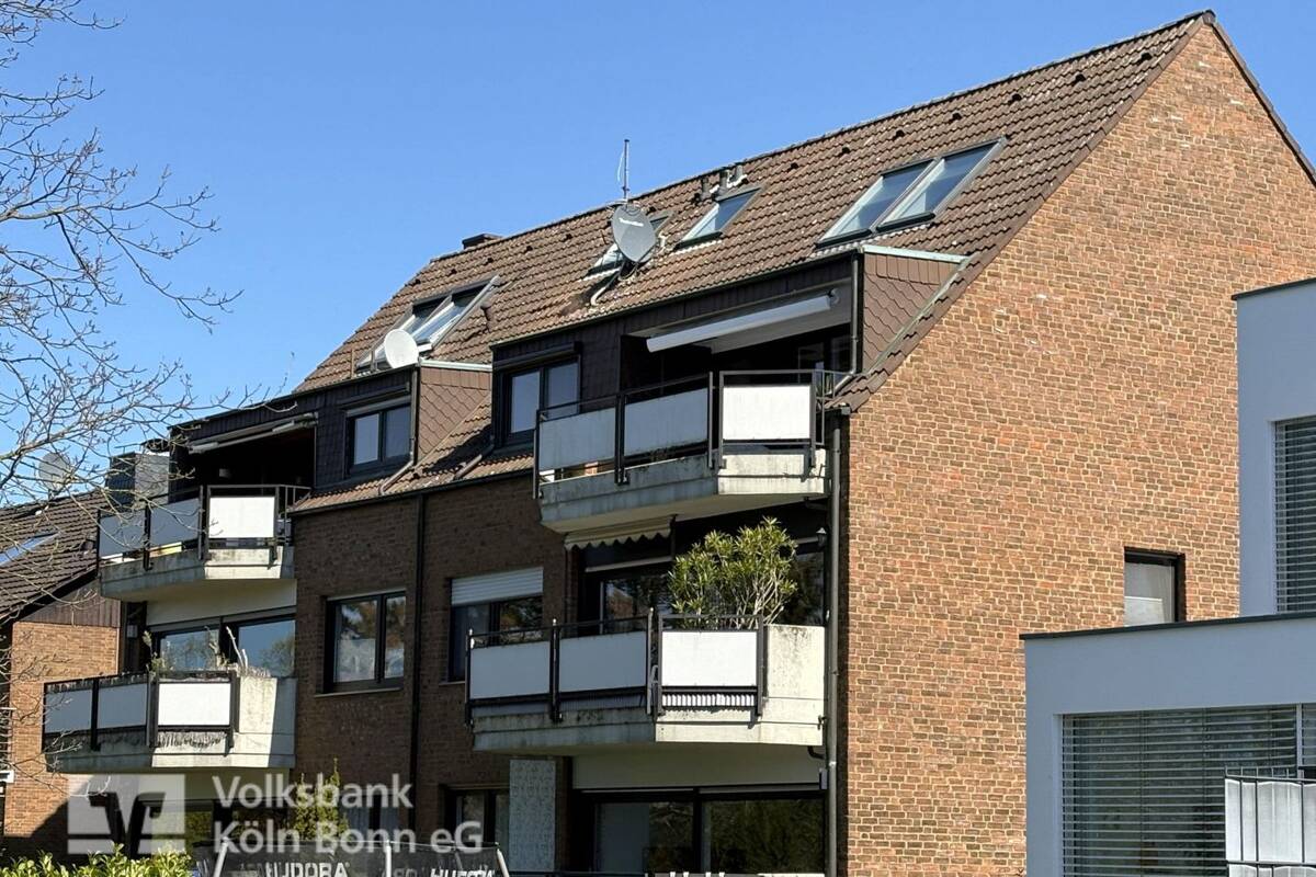 Weiß - Schöne, helle Maisonette-Dachgeschosswohnung mit Stellplatz – 50999 Köln – Bild 1 von 9