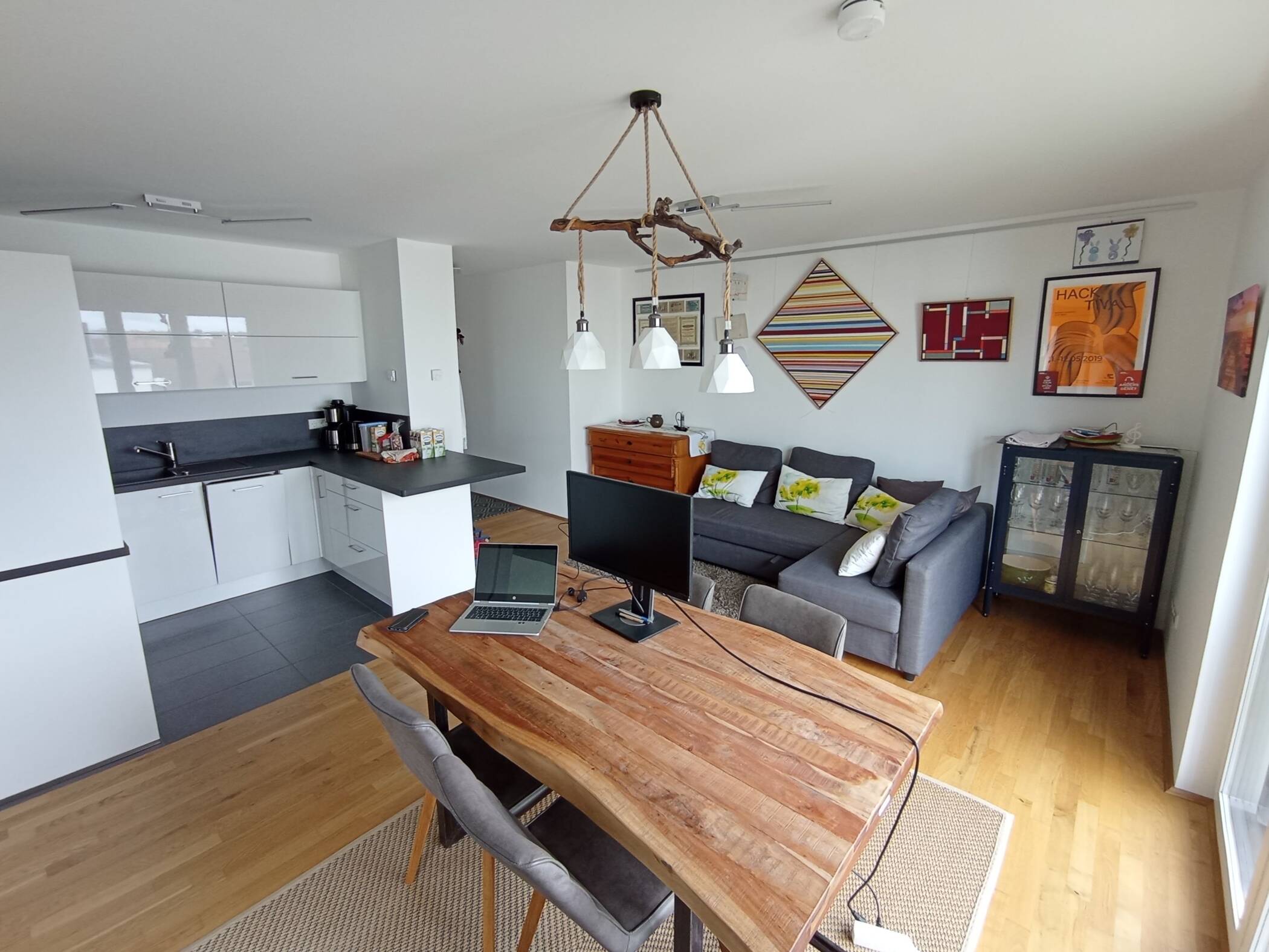 Möblierte 2-Zimmer-Wohnung (53 qm) mit Balkon und großem Tiefgaragen-Stellplatz – Stutensee – Vorschaubild 3