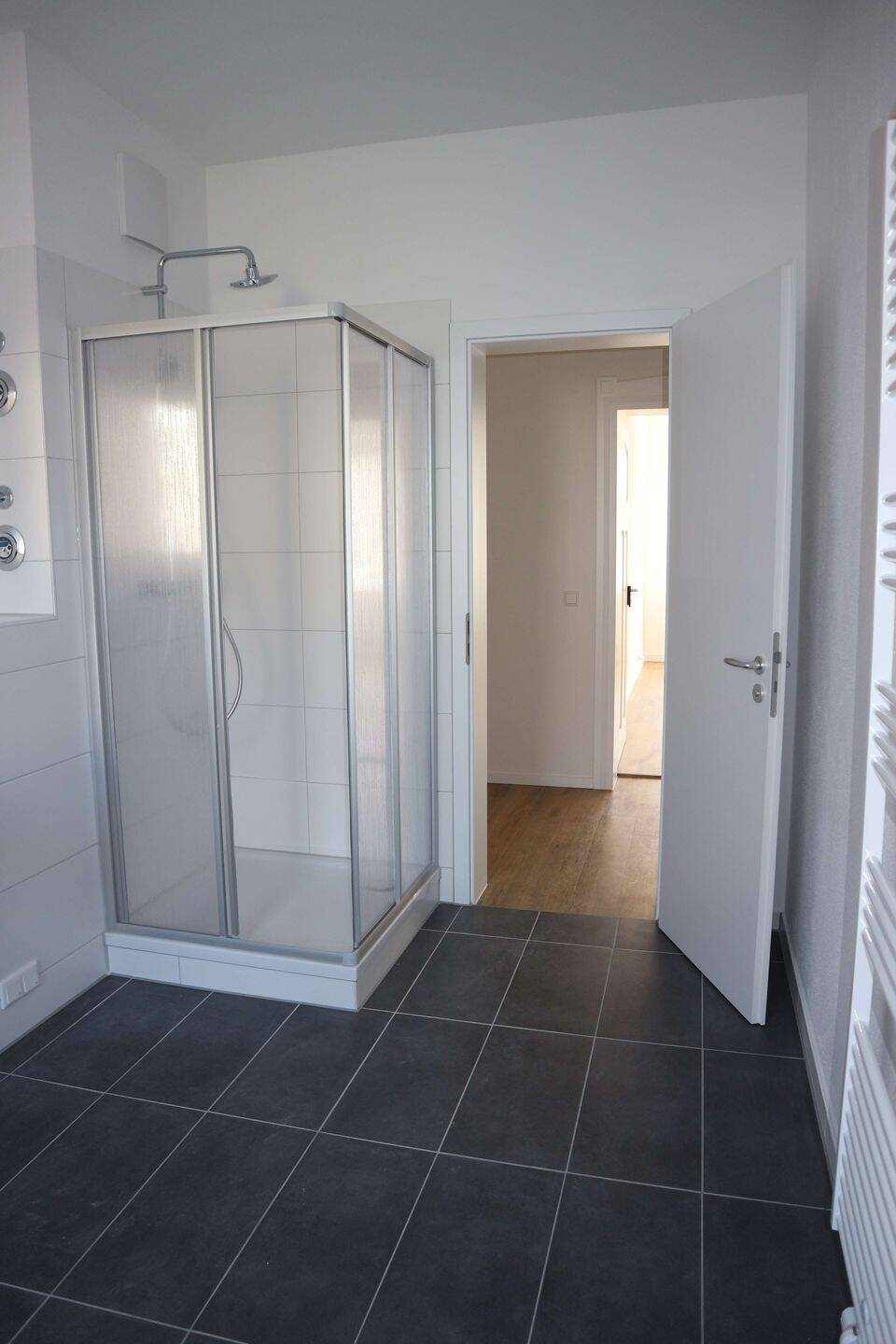 EBK*** Gäste-WC / moderne Bodenbeläge / Wanne + Dusche u.v.m. – Chemnitz – Vorschaubild 5