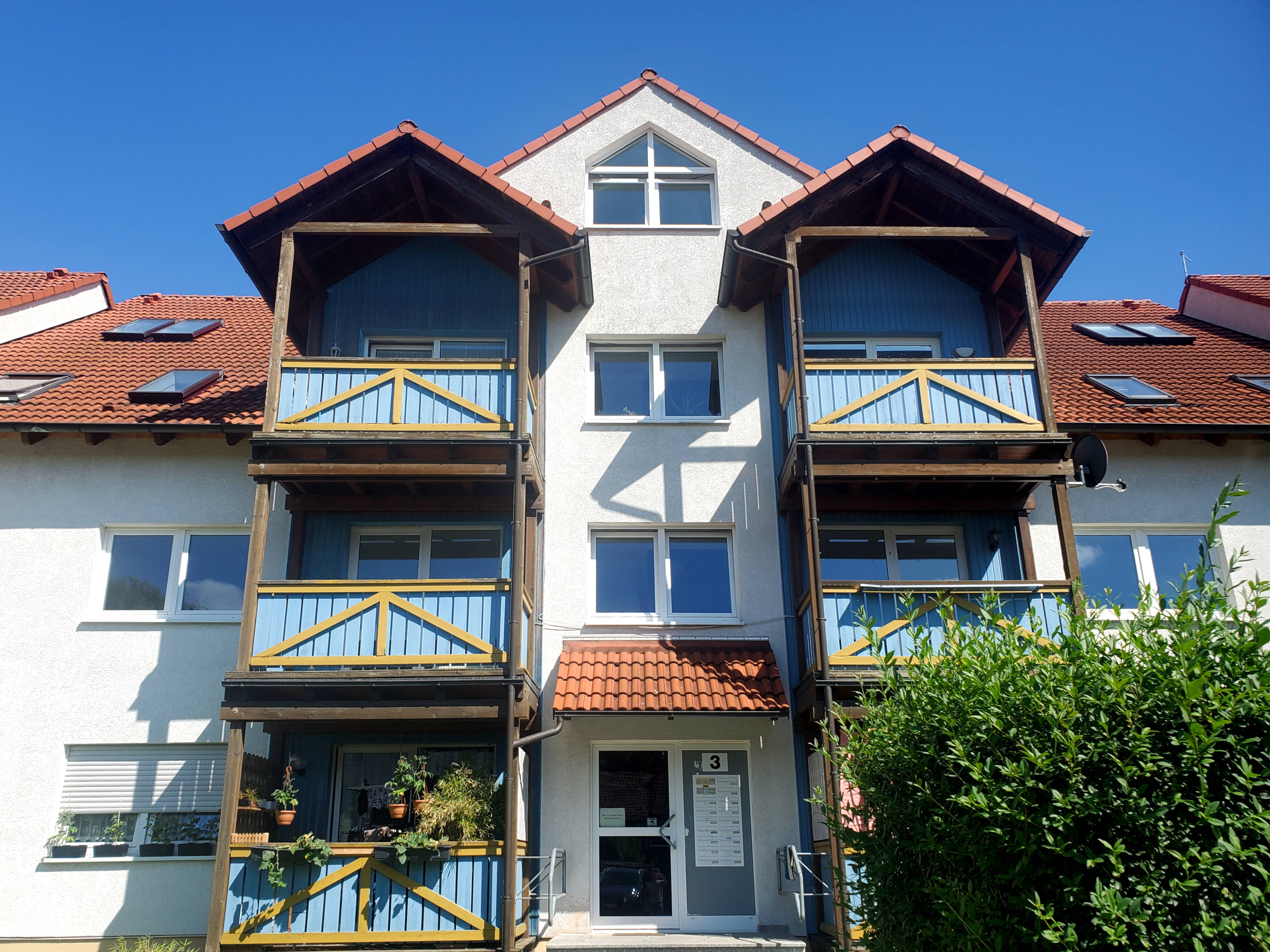 2 Monate kaltmietfrei: 2 Zimmer mit Holzbalkon und Badewanne