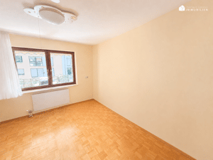 Bad-Cannstatt: Geräumige 4,5-Zi.-Whg. mit 2 Balkone * neue EBK * Garage * TL-Bad * – 70374 Stuttgart – Vorschaubild 3
