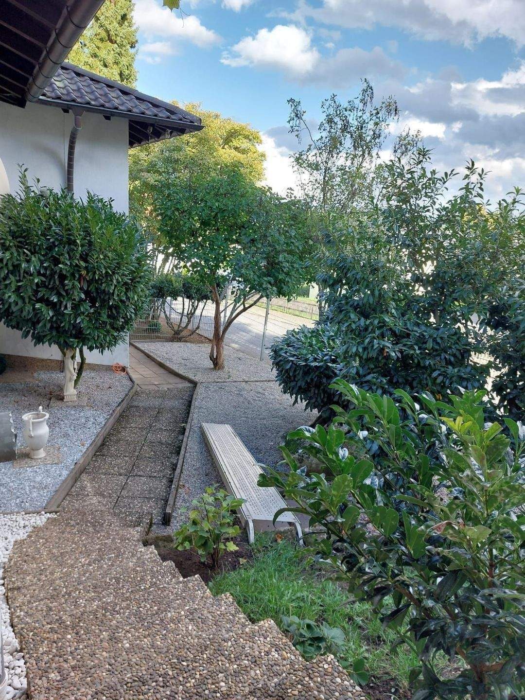 FREISEN! Freistehendes, großzügiges Komforthaus mit Einliegerwohnung, Wintergarten, Terrasse, Garten und Doppelgarage (+Tor-Zufahrt Rückseite) – Freisen – Vorschaubild 2