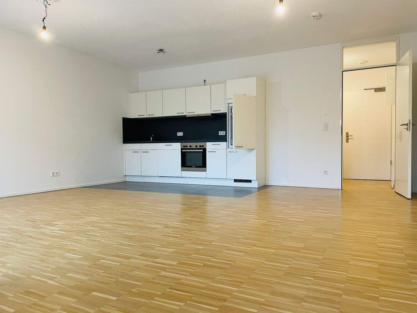 Großzügige 1-Zimmer-Wohnung mit Loggia und Einbauküche – Nürnberg – Bild 1 von 6