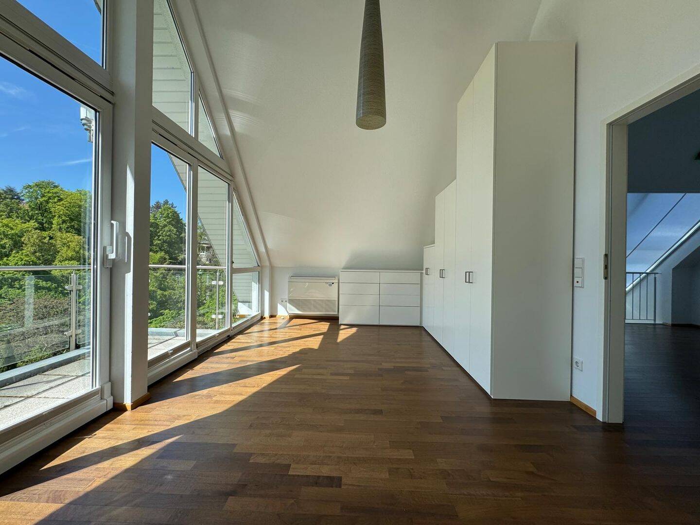 Wunderschöne 2,5-Zi.-Galerie-Wohnung mit herrlichem Blick auf den Weißenburgpark – Stuttgart – Vorschaubild 8