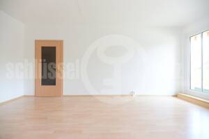 *Bezugsfreie 3-Raum-Wohnung im 1. OG mit Südbalkon, Tageslichtbad und Fernblick! PLUS: Wohnküche mit EBK!* – 1169 Dresden – Vorschaubild 6