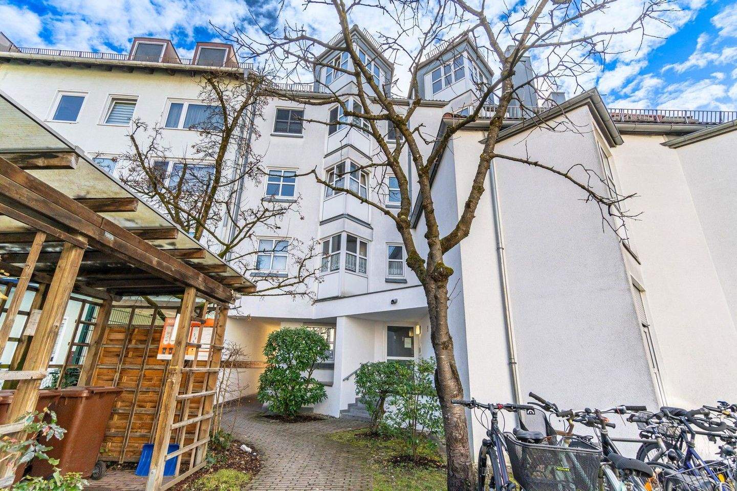 Erstbezug nach Sanierung: Lichtdurchflutete 2-Zimmer-Wohnung mit Balkon nahe Olympiapark