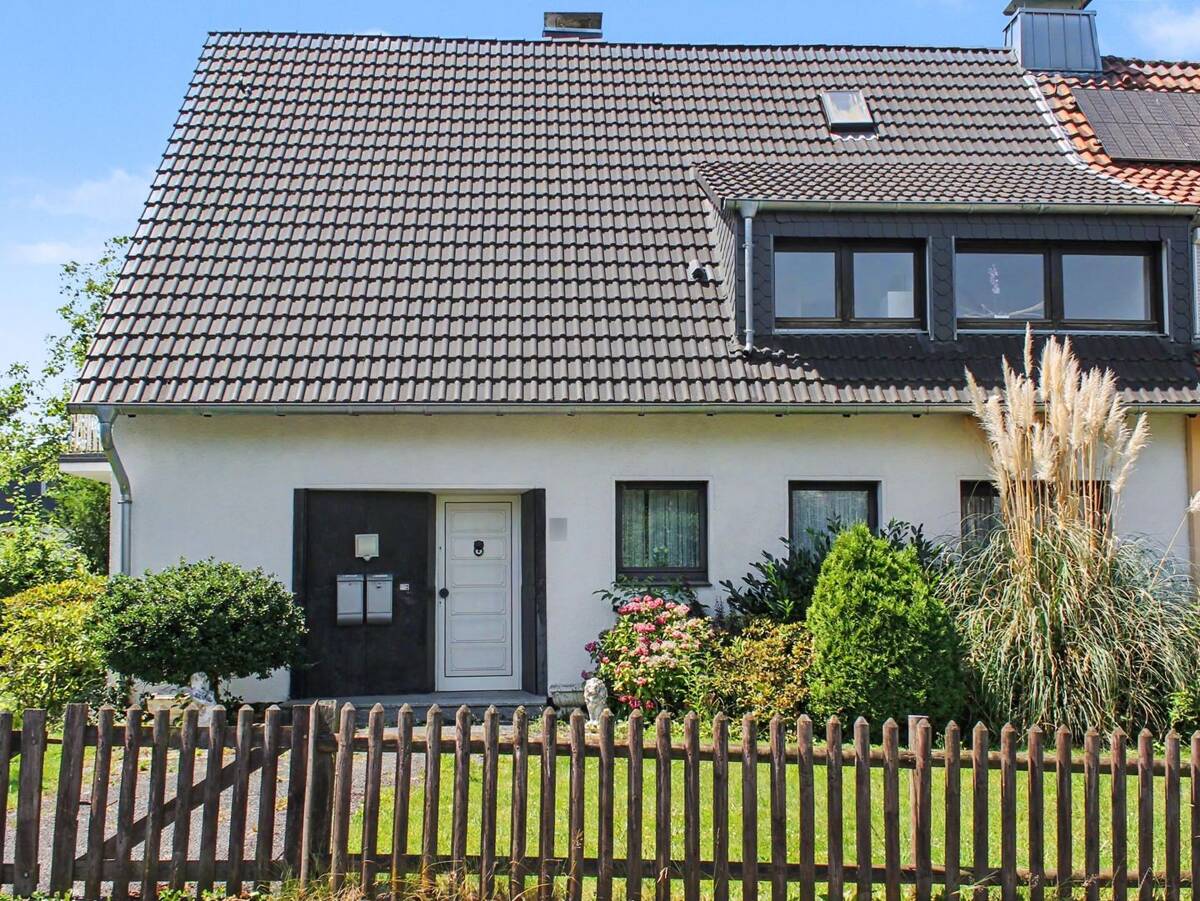 Charmante Doppelhaushälfte mit ca. 196 m² Wohnfläche und einem tollen Garten in Aplerbeck – 44287 Dortmund – Bild 1 von 9