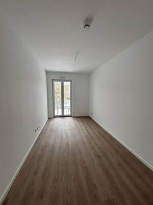 Geräumige 3-Zimmer-Wohnung mit EInbauküche und Balkon – 1067 Dresden – Vorschaubild 4