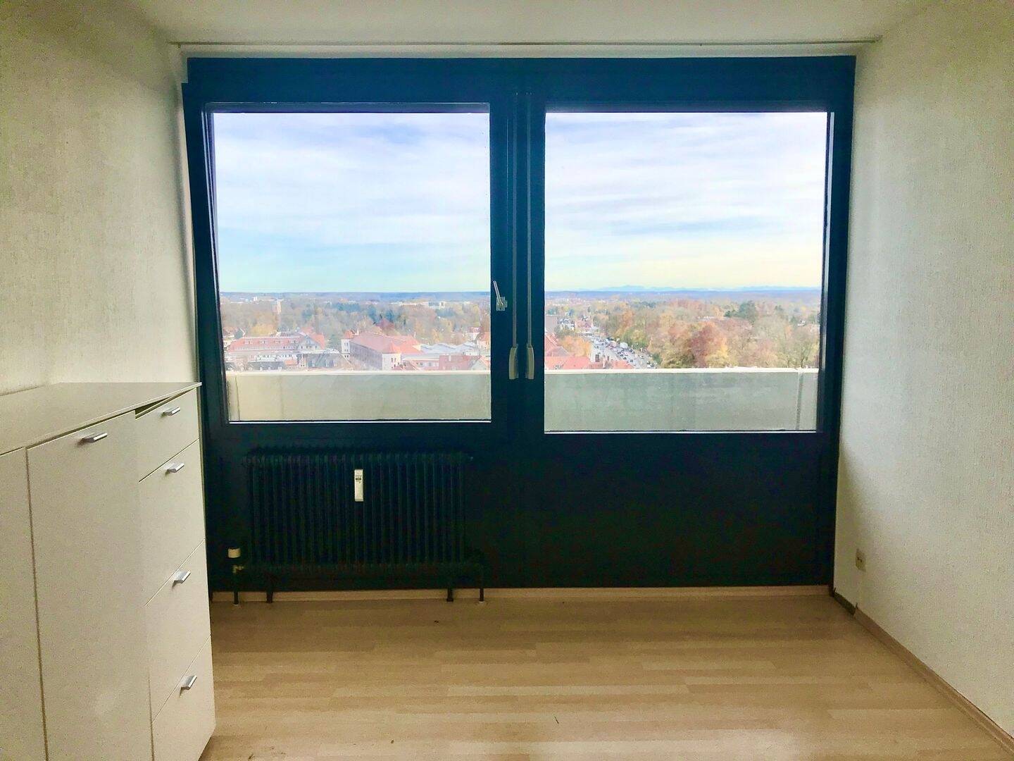 Urbanes Wohnen im 15. Stockwerk des Universum Centers mit sensationellem Fernblick auf das Münster und die Alpenkette – Ulm – Vorschaubild 9