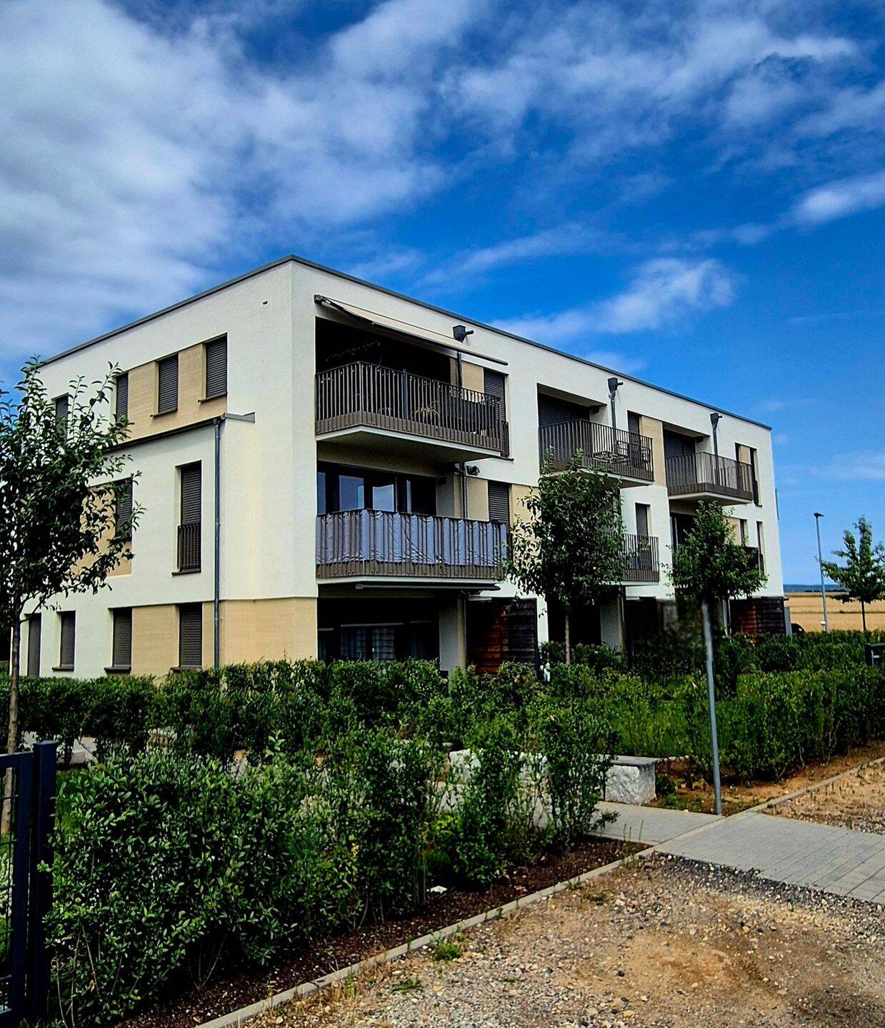 Neuwertige 3.Zi.-Wohnung im KfW-40-Neubau mit TG-Stellplatz direkt verfügbar