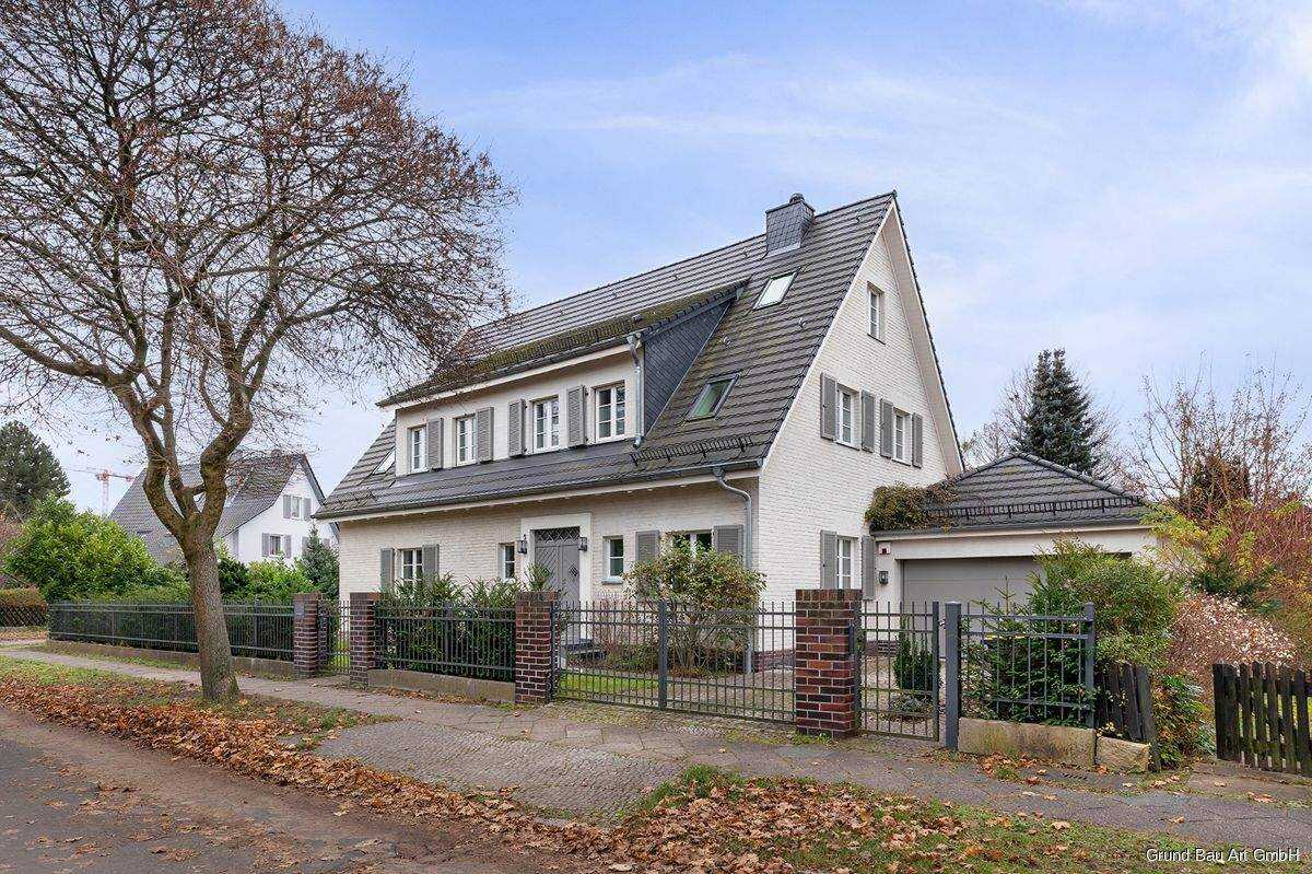 Wunderschönes, saniertes Einfamilienhaus in ruhiger und idyllischer Dahlem-Lage – Berlin – Bild 1 von 9