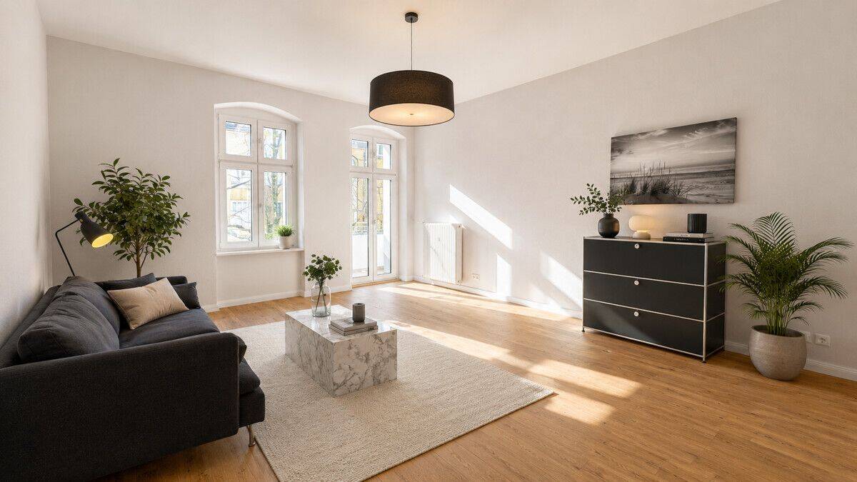 Attraktive 2-Zi- Altbauwohnung mit sonnigem Balkon - stilvoll renoviert & Einbauküche! Bezugsfrei!