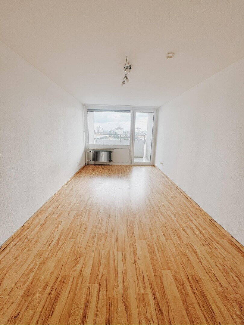 Lichtdurchflutetes Apartment mit Entwicklungspotenzial – München – Bild 1 von 6