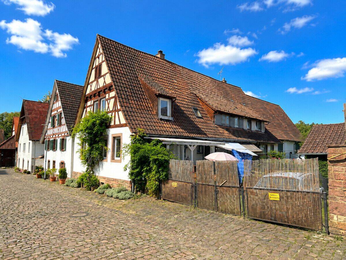 Ein Zuhause mit Seele - Fachwerk-Doppelhaushälfte mit Scheune und Garten – Remchingen – Vorschaubild 2