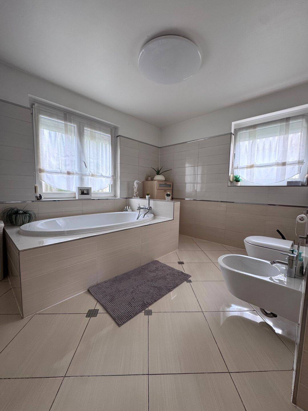 Großzügiges Wohnhaus mit zwei Wohneinheiten, ausgebautem Dachgeschoss und Doppelgarage – Sigmaringen – Vorschaubild 9