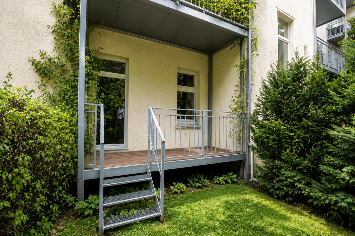 EINE GARTENWOHNUNG ZUM VERLIEBEN | Apartment mit Tageslichtbad, Einbauküche, Balkon & Garten