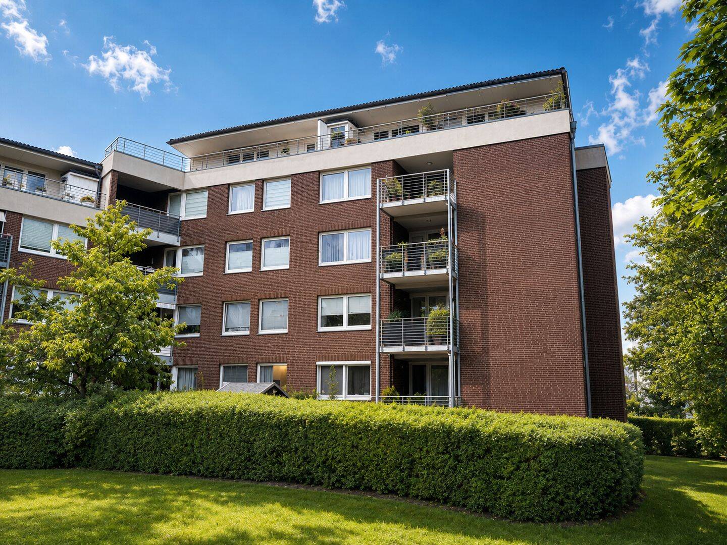 Moderne Dachgeschosswohnung mit großer Sonnenterrasse in Hamburg-Lohbrügge – Hamburg – Bild 1 von 9