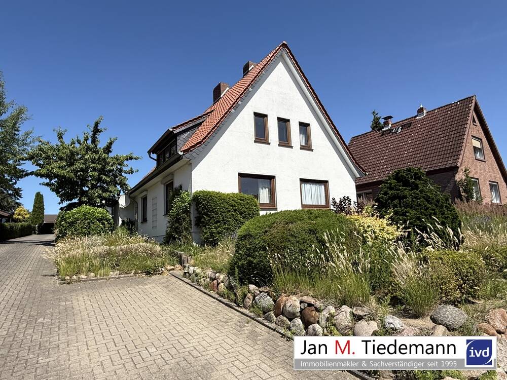 Lübeck Siedlung Dornbreite: EFH mit 100 m² Wohn-Nutzfläche und 5 Zimmern Vollkeller auf 570 m² Eigenland