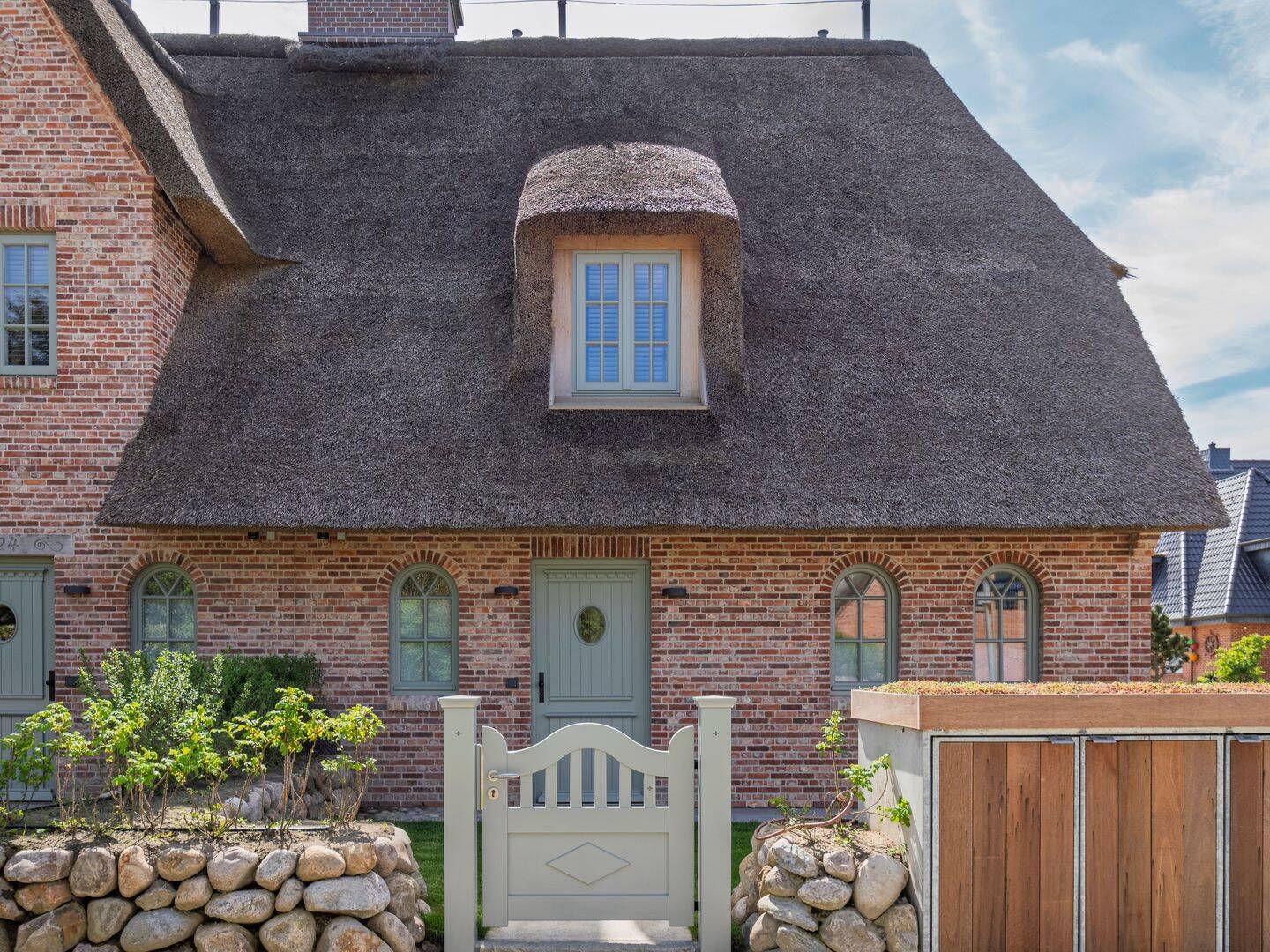 Westerland/Sylt: Exklusive Doppelhaushälfte unter Reet – Neubau, strandnah, 5 Zimmer – Sylt – Bild 1 von 9