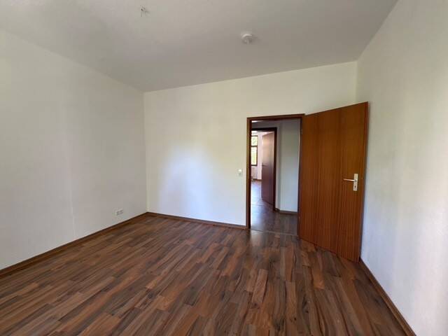 1. OG mit Laminat / großer Balkon / begrünter Innenhof – Chemnitz – Vorschaubild 6