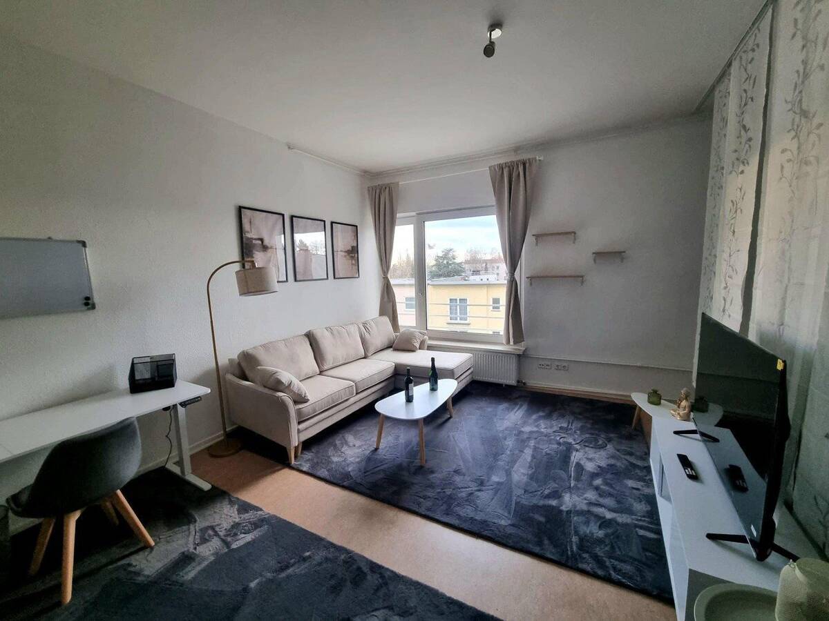 Helle, geräumige, möblierte Wohnung mit Balkon in zentraler Lage nahe U Alt-Mariendorf – 12107 Berlin – Bild 1 von 9