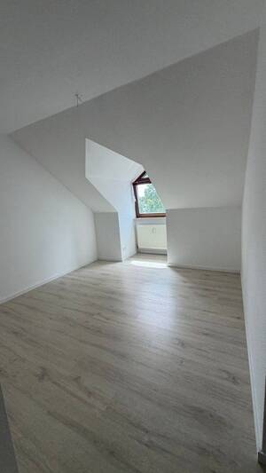 Schöne 3-Zimmer DG Wohnung mit modernisierter Küche und Balkon – 91056 Erlangen – Vorschaubild 7
