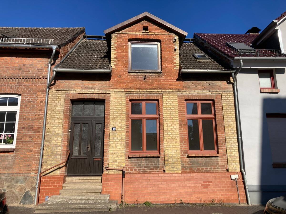 Herrliches Stadtgrundstück mit Zufahrt - Reihenhaus - Nebengebäude - weitere Bebauung möglich.... – Teterow – Bild 1 von 9