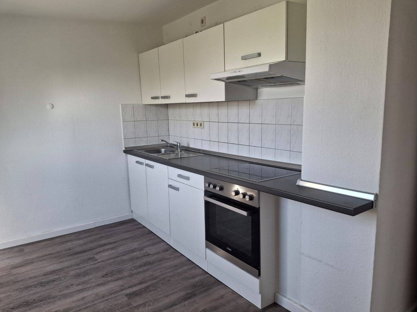 Schöne helle 2 ZKB mit Einbauküche im 4.OG zu vermieten – Bremerhaven – Vorschaubild 3