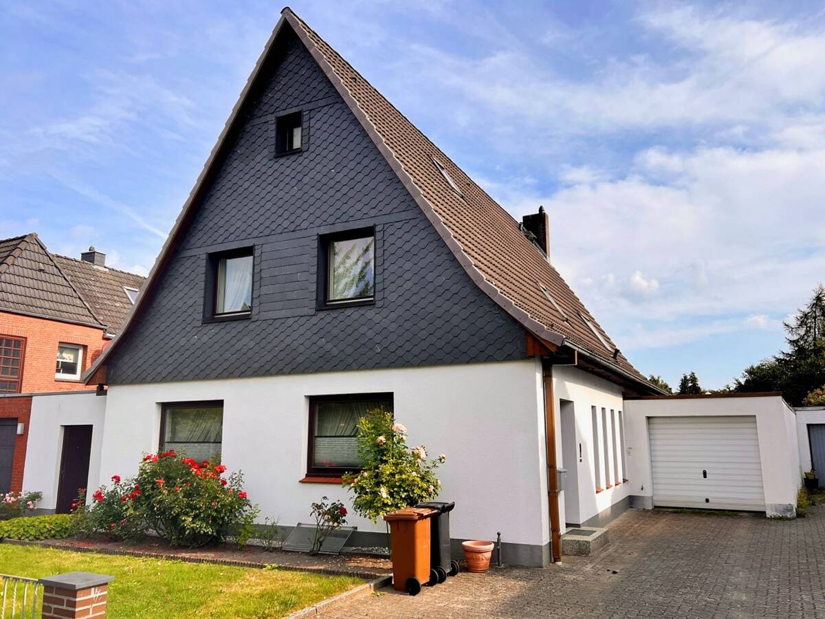 ***Wohnen in bester Lage - Geräumiges Einfamilienhaus mit großzügigen Garten*** – 23568 Lübeck – Bild 1 von 9