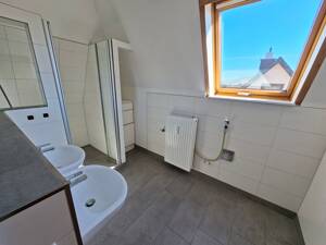 S-WANGEN: * Großzügige, helle und gepflegte 4-Zi.-Whg. im DG * TL-Bad * EBK * toller Balkon! * – 70327 Stuttgart – Vorschaubild 3