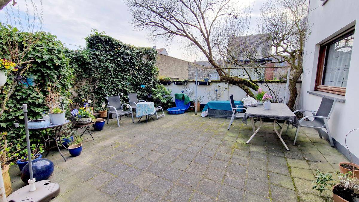 Dreifamilienhaus mit 108 m², 56 m² und 57 m² Wohnfläche mit charmantem Innenhof. – 46145 Oberhausen – Bild 1 von 7