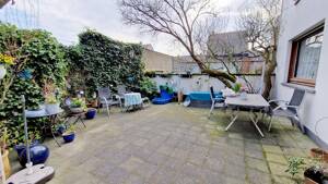 Dreifamilienhaus mit 108 m², 56 m² und 57 m² Wohnfläche mit charmantem Innenhof.