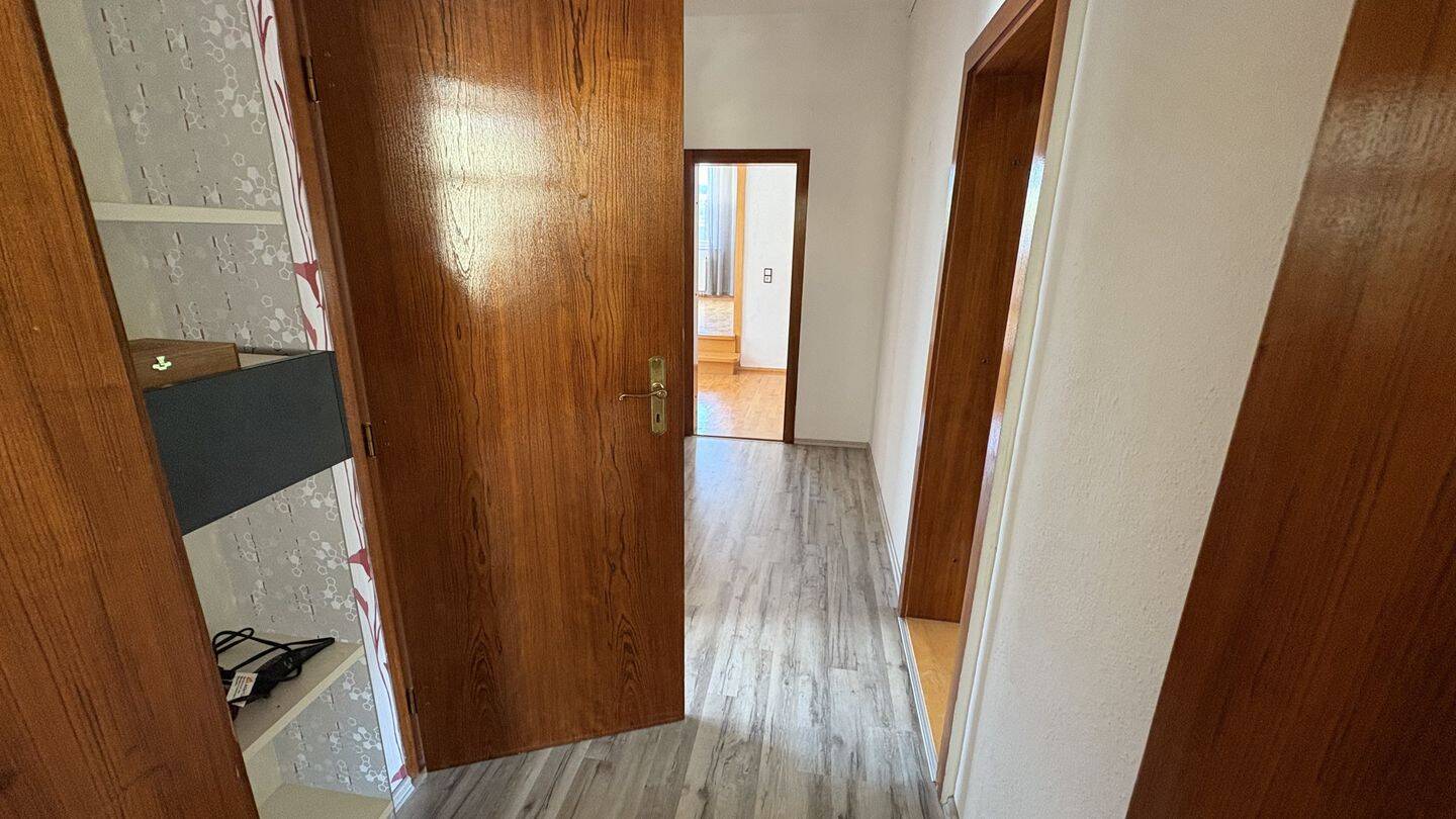 Attraktive Kombination aus Wohnraum und Gewerbefläche mit Entwicklungsmöglichkeiten – Ellefeld – Vorschaubild 3